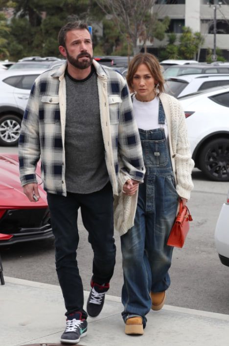 На выходных их заметили, держась за руки во время похода по магазинам На выходных их заметили, держась за руки во время похода по магазинам