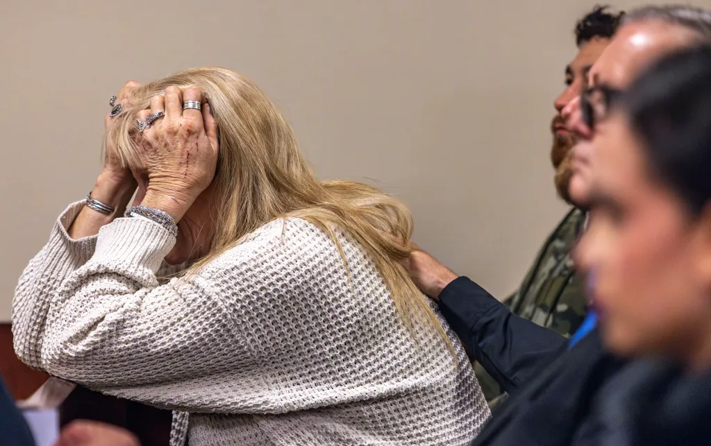 Мама Ханны сидела на скамье и плакала