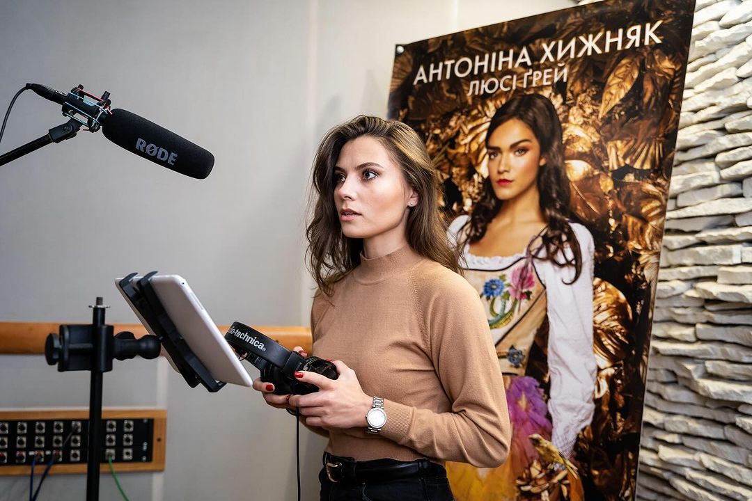 Актрисшу часто можно увидеть в студии дубляжа Актрисшу часто можно увидеть в студии дубляжа