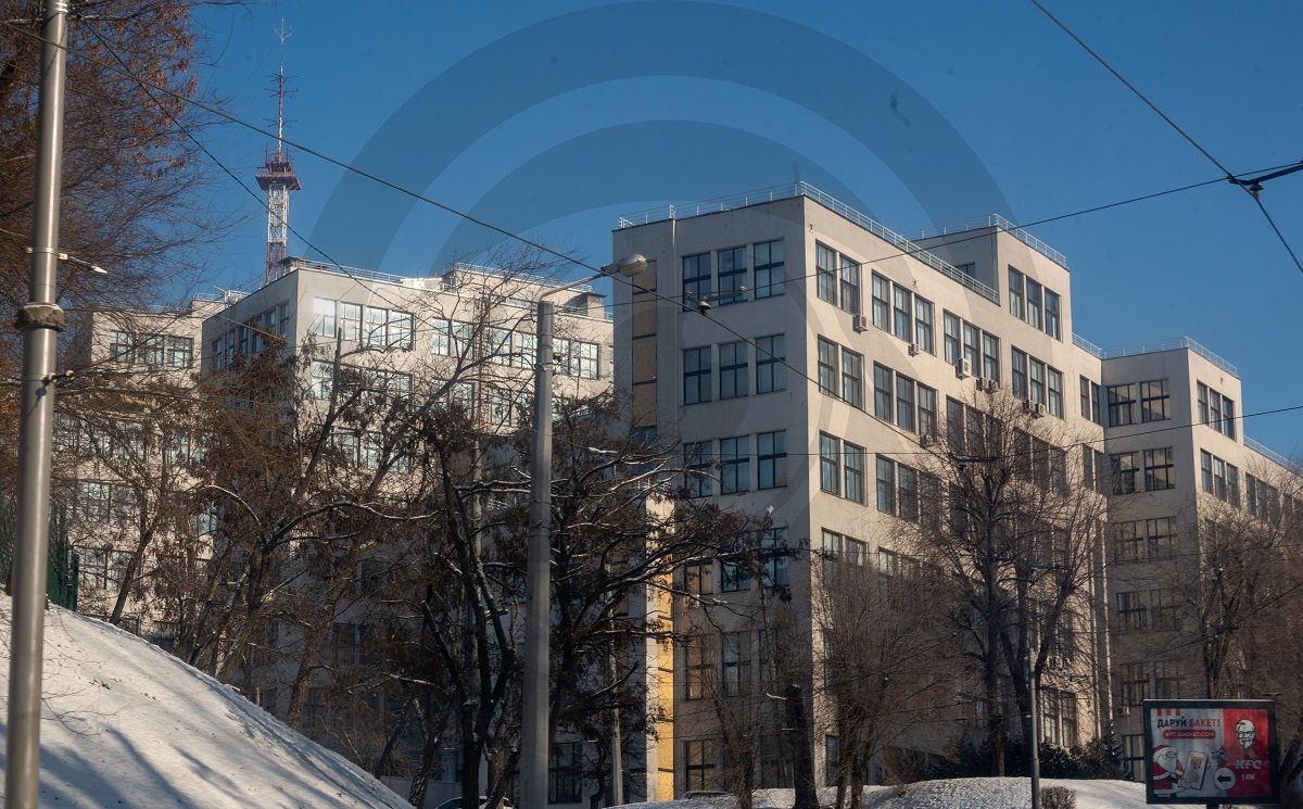Вибиті шибки у будівлі Держпрому Вибиті шибки у будівлі Держпрому