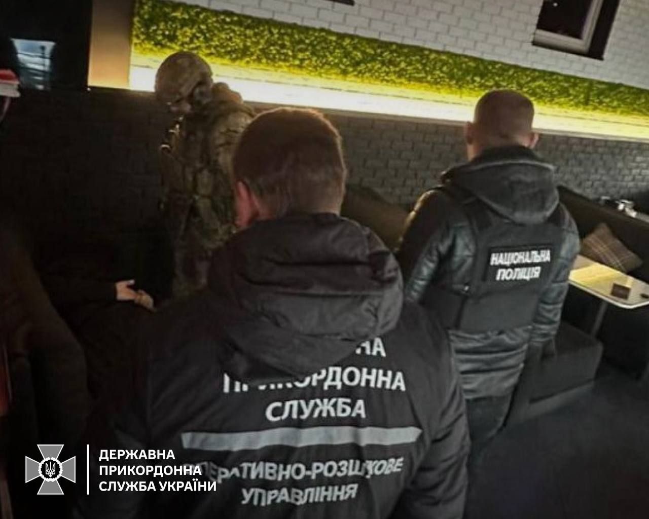Для трансфера уклончан использовали дорогой автомобиль. Фото: ГНСУ Для трансфера уклонян использовали дорогой автомобиль. Фото: ГНСУ