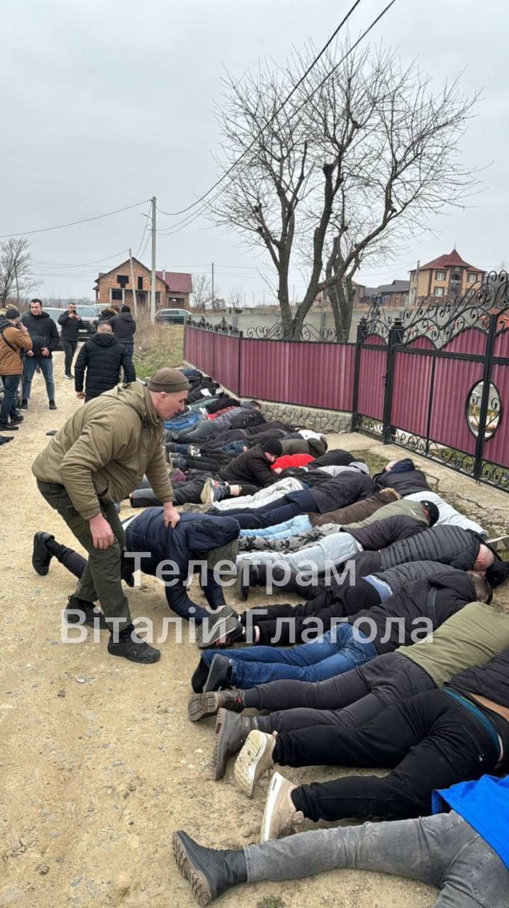 На границе с Румынией задержали бус-рекордсмен с 34 уклонянами: мужчин разместили, "как шпроты" 2