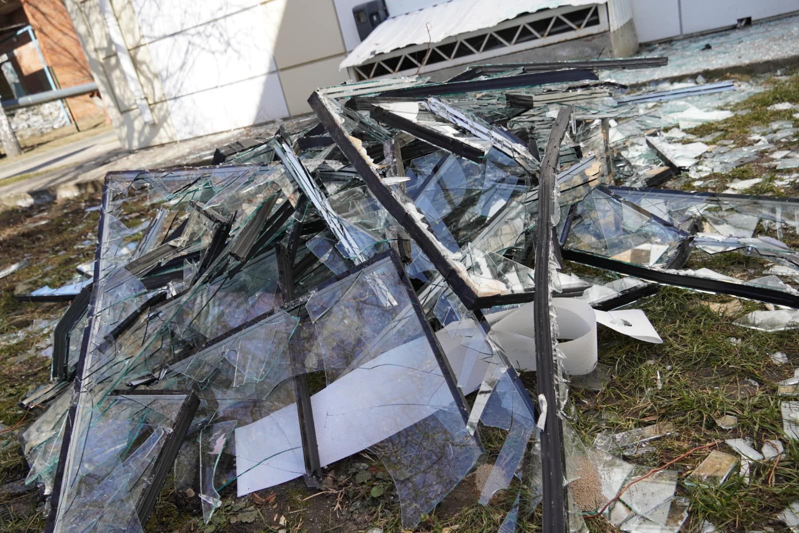 Всего выбито 135 окон Всего выбито 135 окон