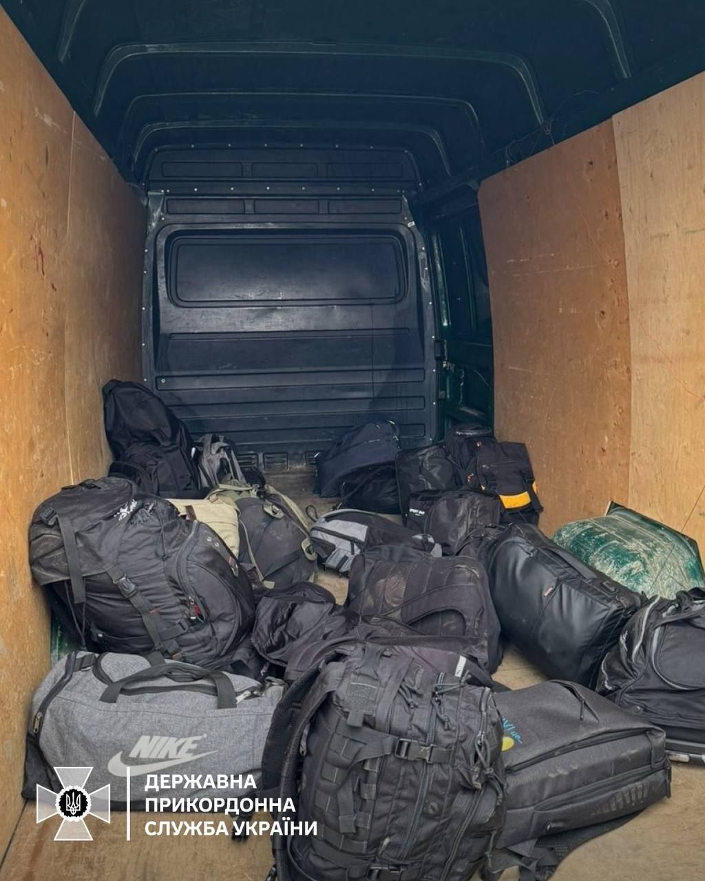 В этом бусе разместились сразу 34 уклоняющихся с вещами В этом бусе разместились сразу 34 уклоняющихся с вещами