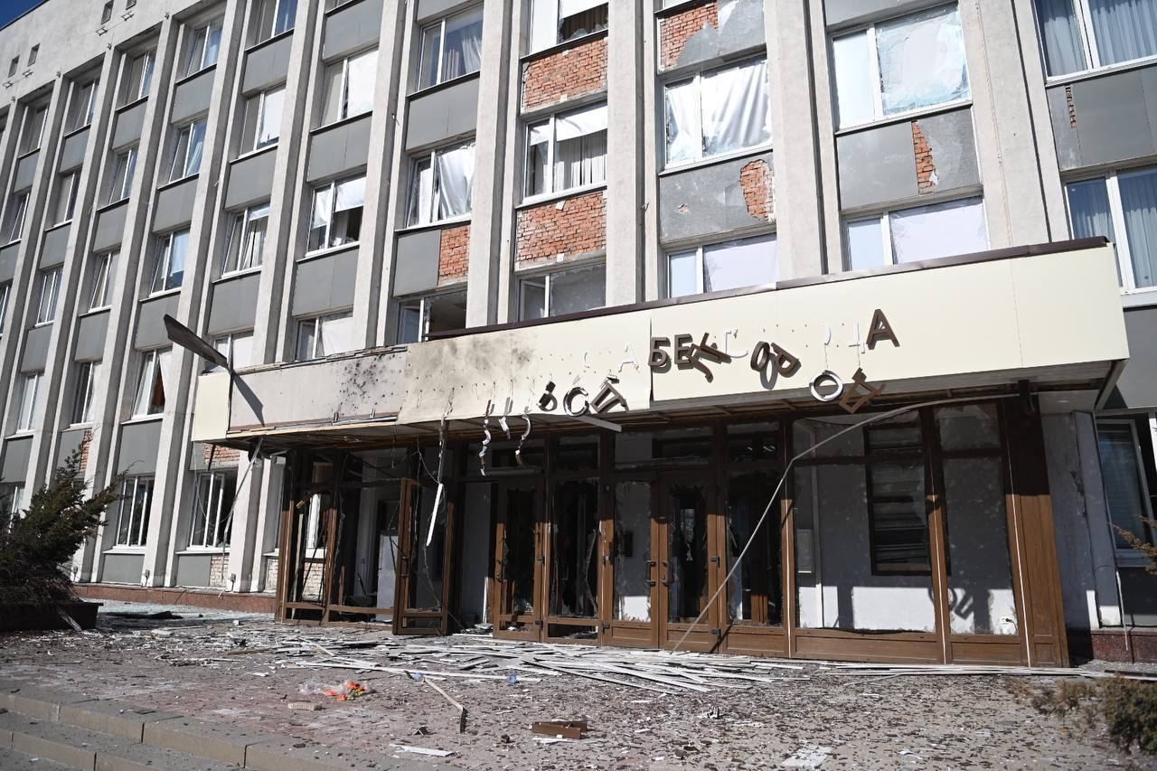 В российском Белгороде беспилотник попал в здание мэрии, есть разрушения и пострадавшие – видео момента прилета 1