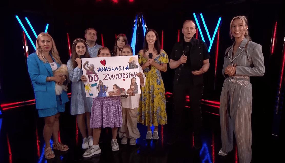 Поддержка Анастасии за кулисами шоу Поддержка Анастасии за кулисами шоу