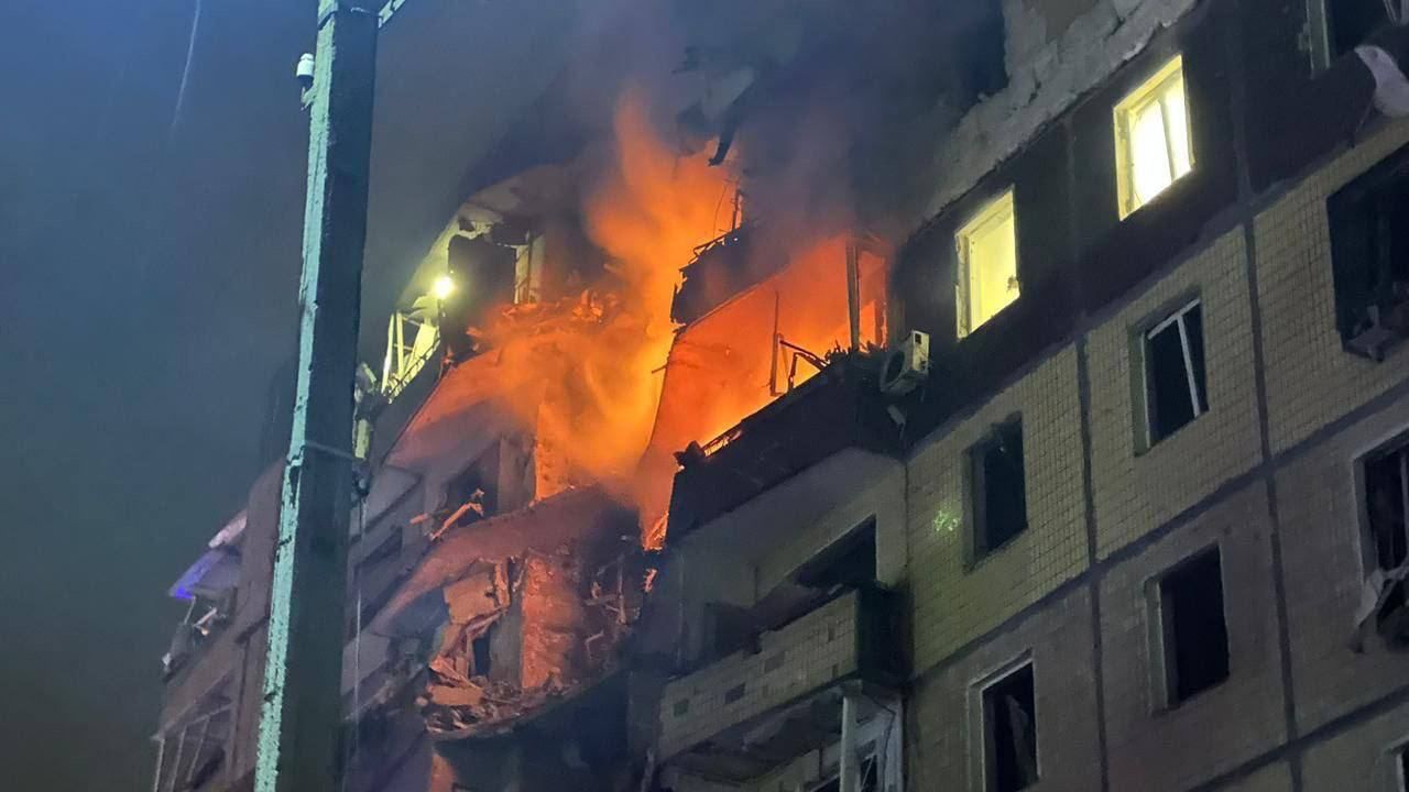 Еще один прилет в Кривом Роге: ракета снесла часть пятиэтажки в Металлургическом районе 1