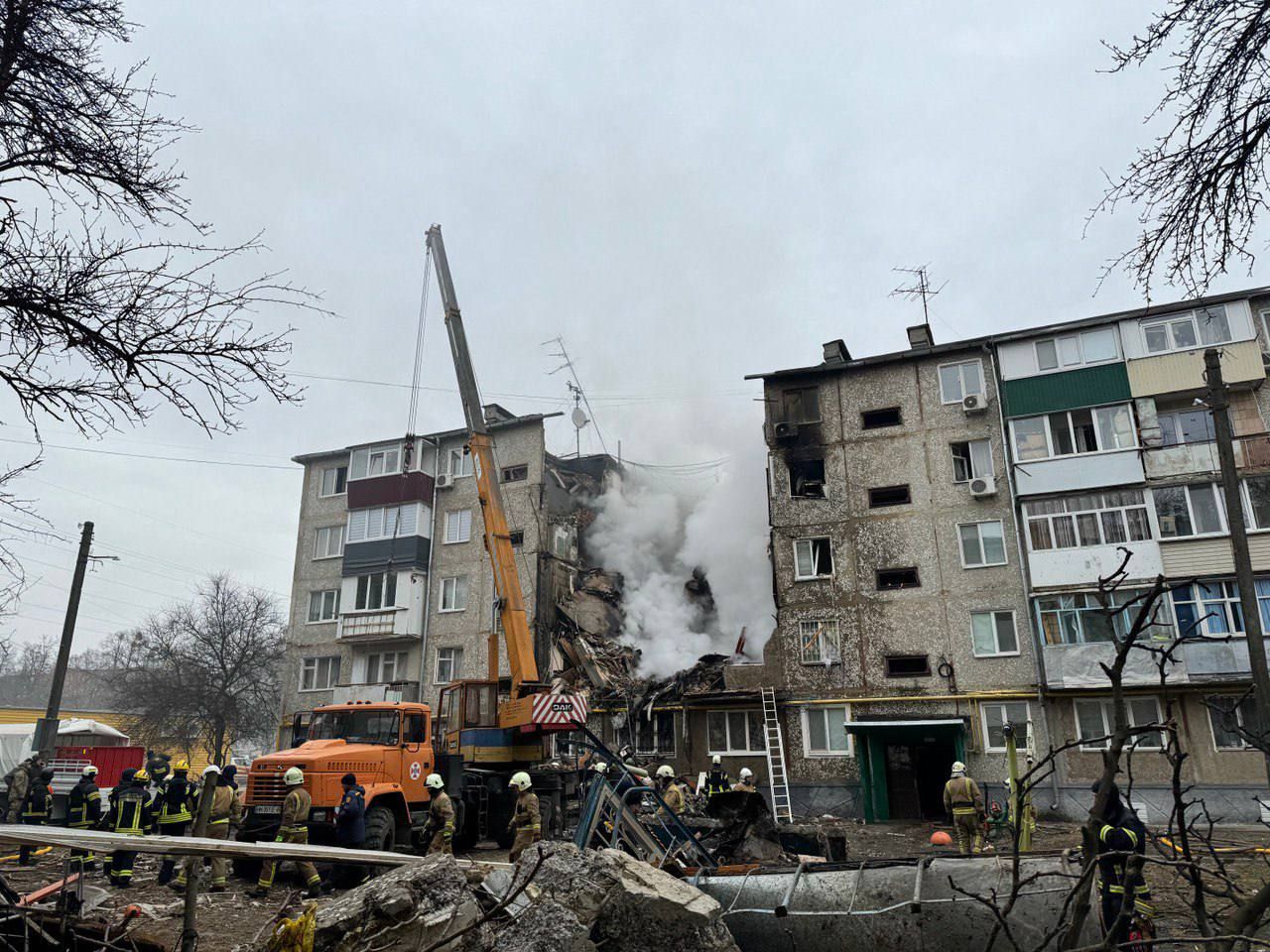 Удар рф по дому в Сумах: из-под завалов извлекли тело человека 1