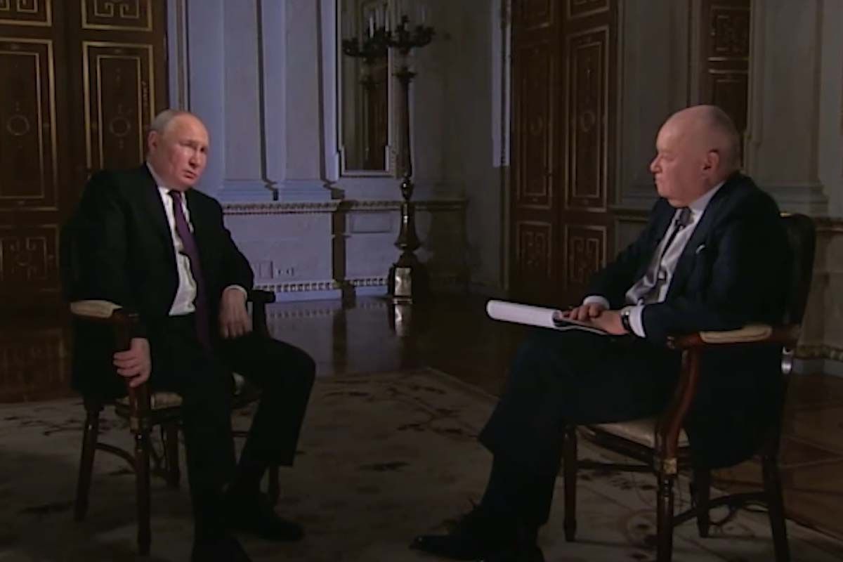 Путин держится за стул, когда рассказывает об американских военных. Скриншот видео Путин держится за стул, когда рассказывает об американских военных. Скриншот видео