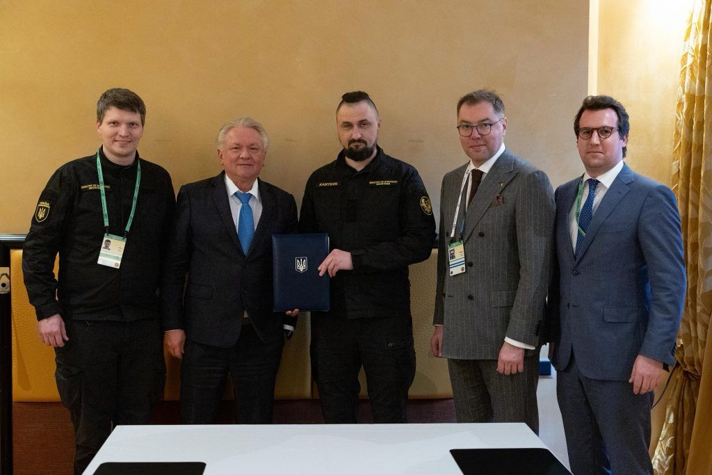 Підписання домовленостей про спільний завод з Rheinmetall в Україні по виробництву боєприпасів. 17 лютого 2024. Фото: Rheinmetall Підписання домовленостей про спільний завод з Rheinmetall в Україні по виробництву боєприпасів. 17 лютого 2024. Фото: Rheinmetall