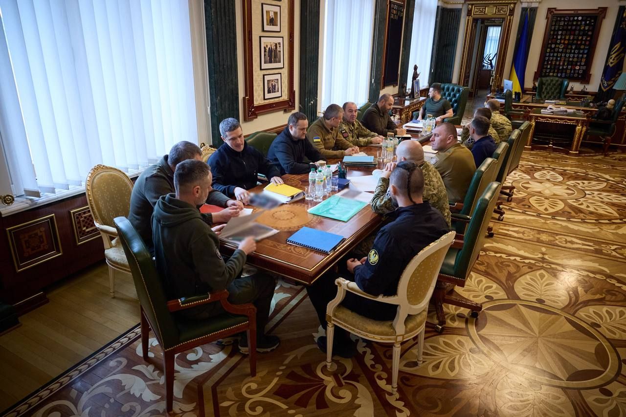 Виробництво дронів та найуразливіші місця росіян: Зеленський провів військові наради 2