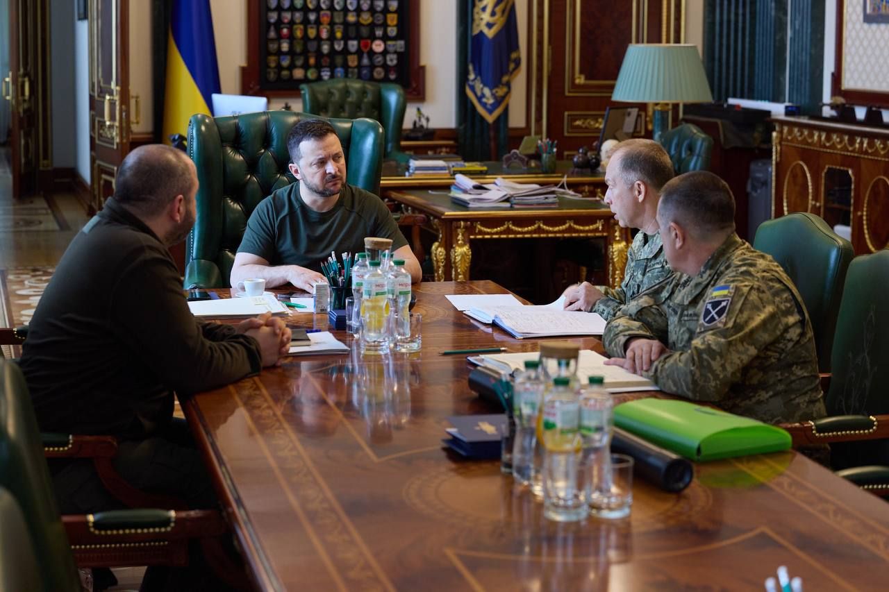 Виробництво дронів та найуразливіші місця росіян: Зеленський провів військові наради 1