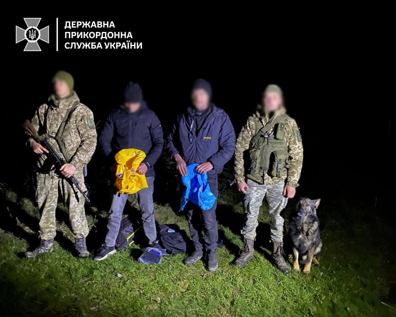Ухилянтки на дитячих жилетах хотіли перепливти Тису. Фото: ДПСУ Ухилянтки на дитячих жилетах хотіли перепливти Тису. Фото: ДПСУ