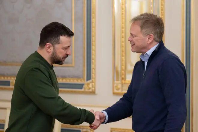 Пан Шаппс був в Україні разом із журналістами The Sunday Times, щоб зустрітися з Зеленським разом із начальником штабу оборони США адміралом Ентоні Радакіним. Пан Шаппс був в Україні разом із журналістами The Sunday Times, щоб зустрітися з Зеленським разом із начальником штабу оборони США адміралом Ентоні Радакіним.