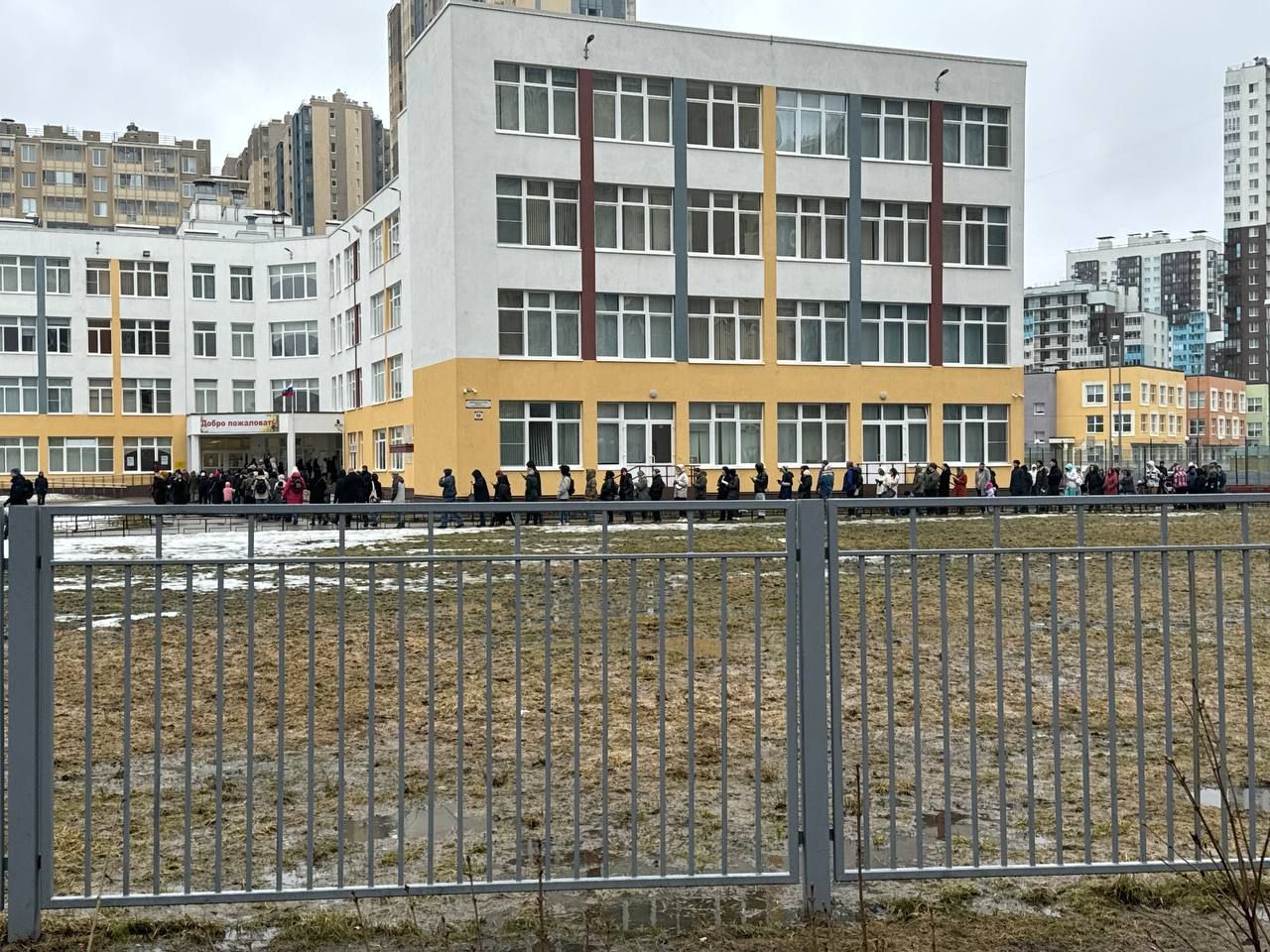 Русский "бунт" на одном из участков в москве. Фото из открытых источников Русский "бунт" на одном из участков в москве. Фото из открытых источников