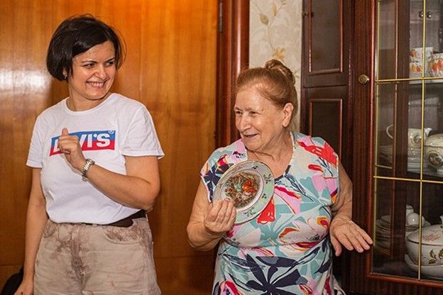 Фатіма Дінаєва знімає тіктоки з "бойовою бабцею" Кутас Салеховною Фатіма Дінаєва знімає тіктоки з "бойовою бабцею" Кутас Салеховною