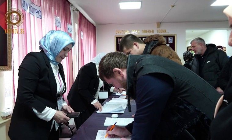 Кадиров забезпечив босу майже 100% підтримки. Фото з відкритих джерел Кадиров забезпечив босу майже 100% підтримки. Фото з відкритих джерел