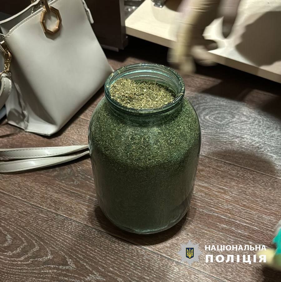 Наркотики зберігали у банці. Фото Нацполіція Наркотики зберігали у банці. Фото Нацполіція