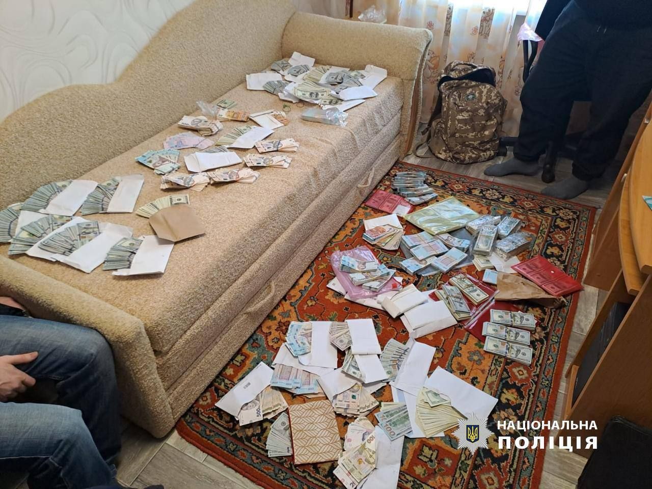 Мільйони доларів в різній валюті, виявлені в ході обшуків Мільйони доларів в різній валюті, виявлені в ході обшуків