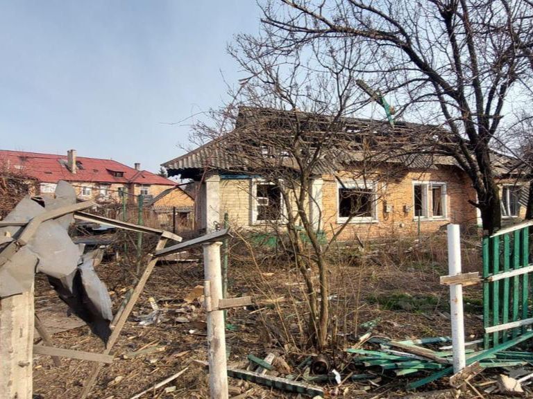 Зруйнований будинок Новогродівки Зруйнований будинок Новогродівки