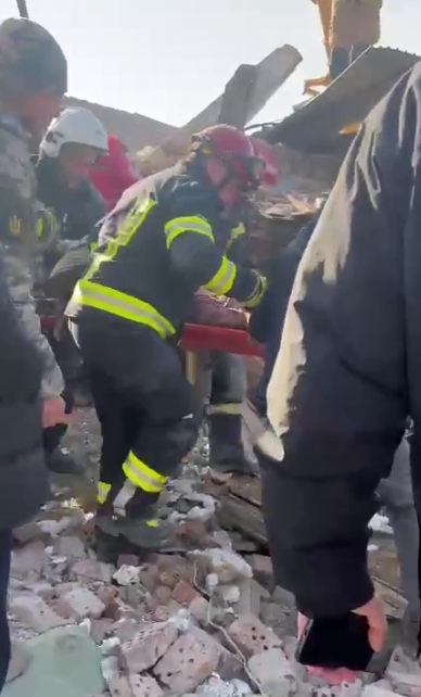 Двое погибших и восемь раненых: в Хмельницком под завалами продолжают искать людей 1