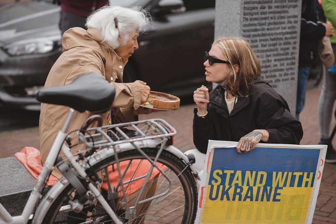 Ярослава Крутова в Гаазі спілкується з місцевими Ярослава Крутова в Гаазі спілкується з місцевими