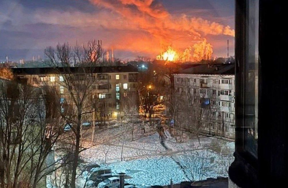 В небе яркое зарево из-за пожара на НПЗ В небе яркое зарево из-за пожара на НПЗ