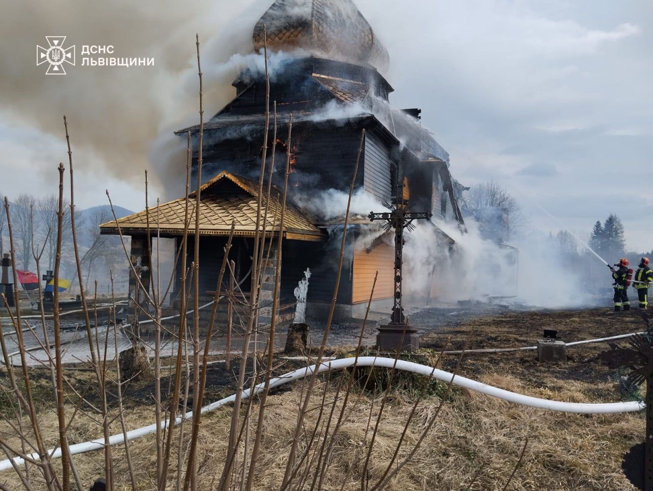 Кадры пожара. Церковь святого Михаила в Сможе Кадры пожара. Церковь святого Михаила в Сможе