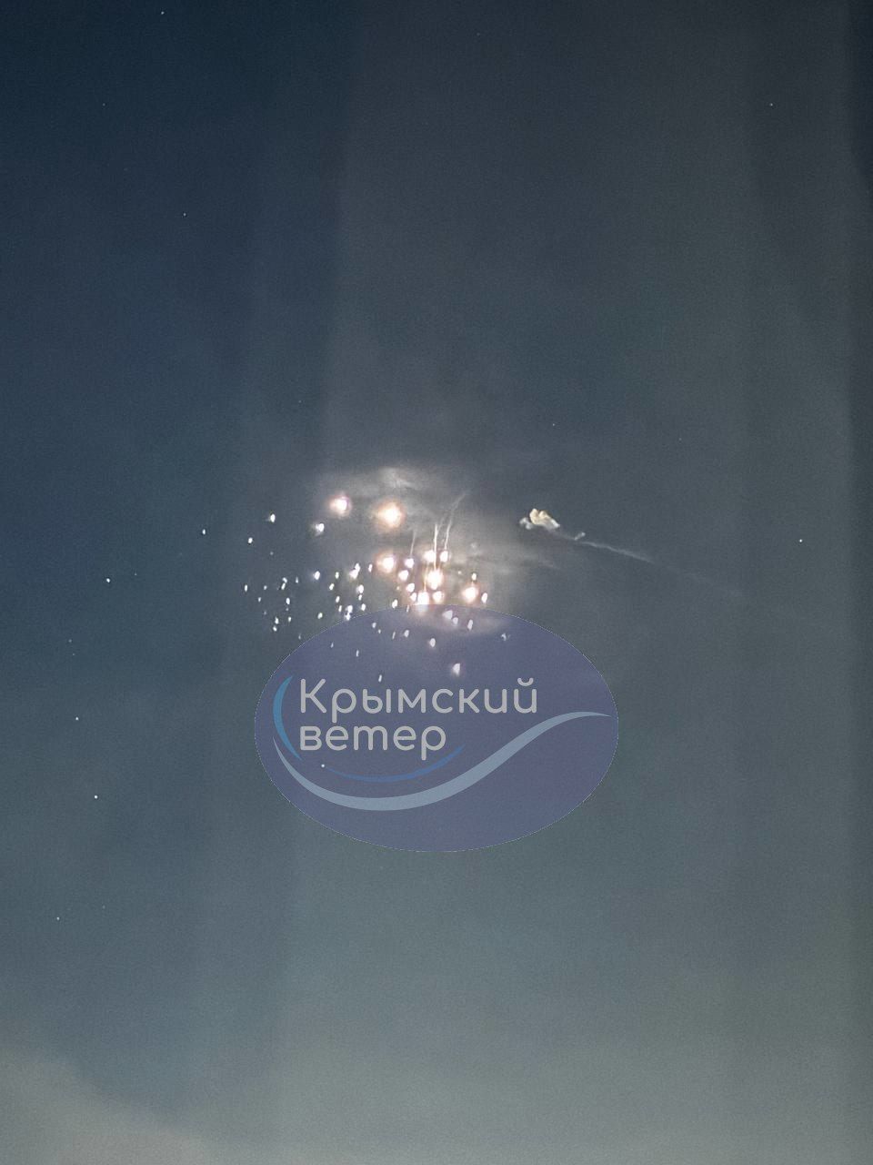 У Криму ракетна небезпека: лунають вибухи у районі аеродрому Бєльбек та на мисі Фіолент 2