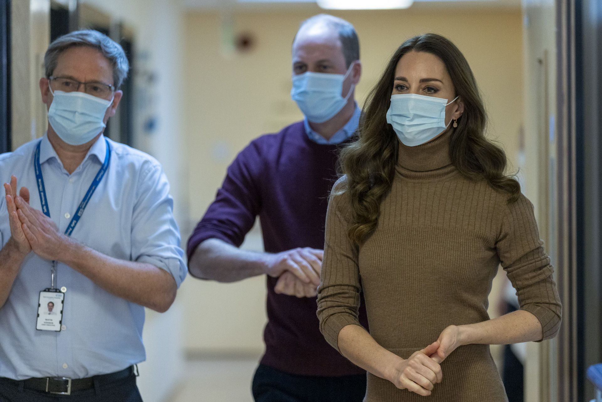 Кейт и Уильям посещают одну из больниц Кейт и Уильям посещают одну из больниц
