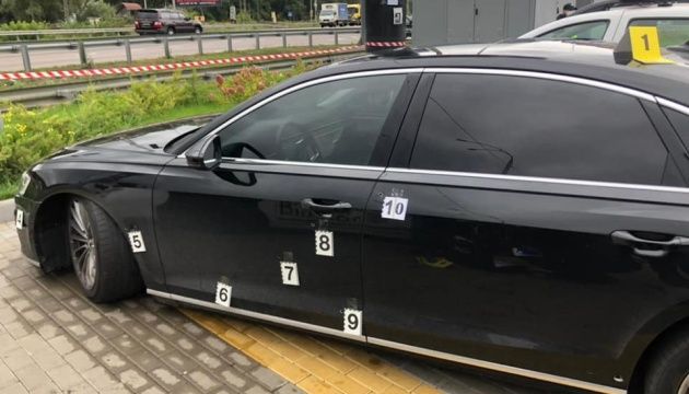 Автівка Сергія Шефіра зі слідами куль після замаху Автівка Сергія Шефіра зі слідами куль після замаху