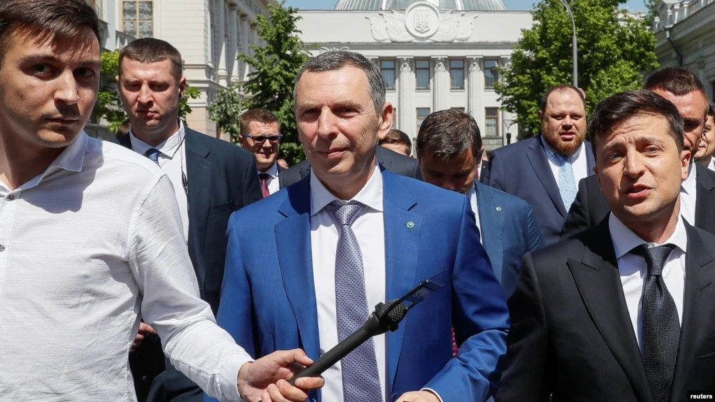 Сергій Шефір (по центру) та Володимир Зеленський (праворуч). Фото Reuters Сергій Шефір (по центру) та Володимир Зеленський (праворуч). Фото Reuters