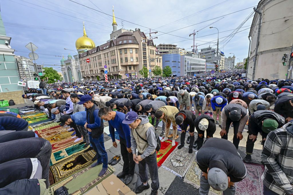 Мусульмане, которые на Курбан-Байнане не смогли поместиться в мечети москвы. Фото: Getty Images Мусульмане, которые на Курбан-Байнане не смогли поместиться в мечети москвы. Фото: Getty Images
