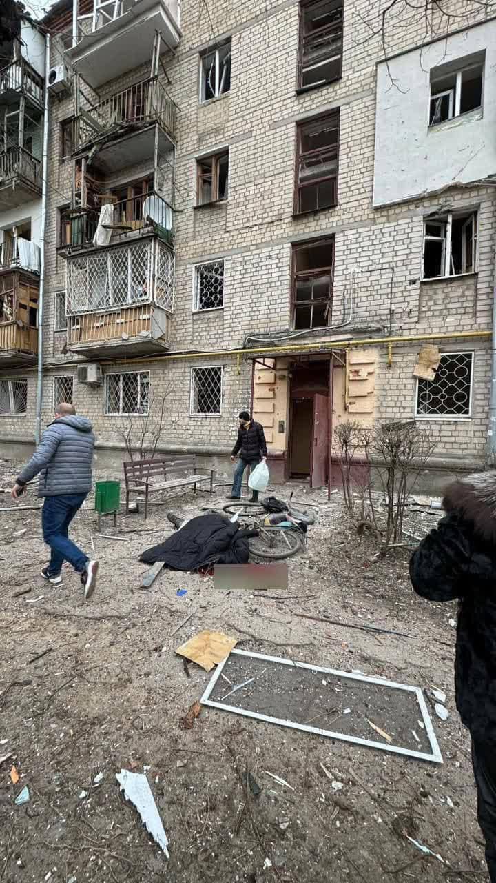 Последствия обстрела авиабомбами Последствия обстрела авиабомбами