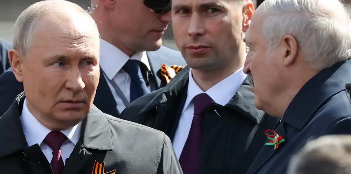 Хворий Лукашенко прикриває тілом путіна на 9 травня. Фото з відкритих джерел Хворий Лукашенко прикриває тілом путіна на 9 травня. Фото з відкритих джерел