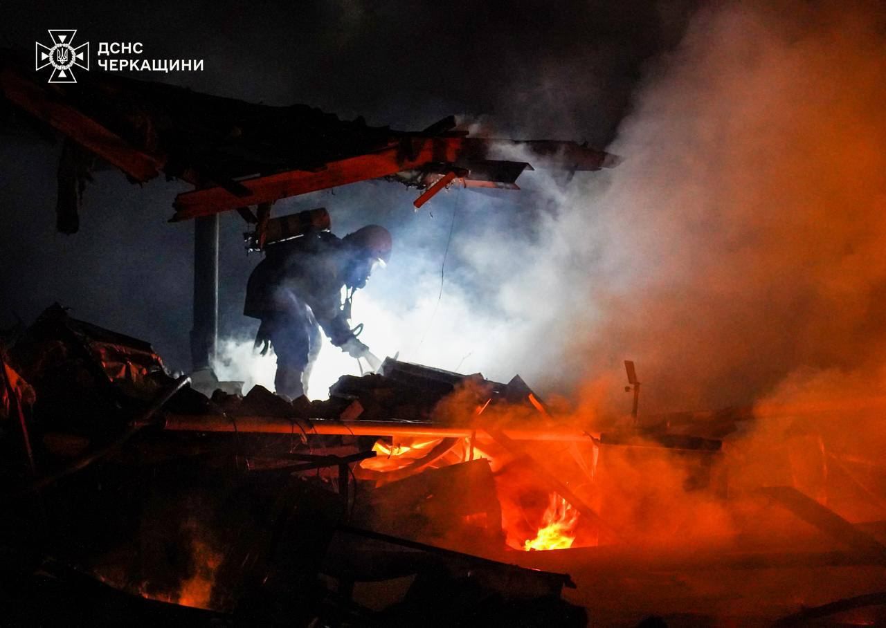 Пожежники борються з вогнем Пожежники борються з вогнем