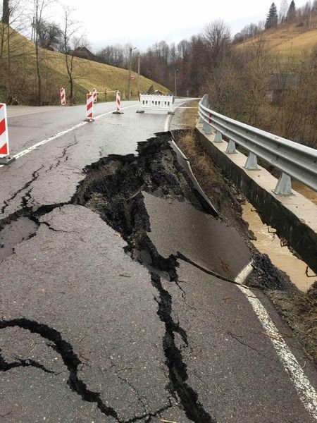 На Закарпатье произошел оползень: пострадал автодорога - фото 4