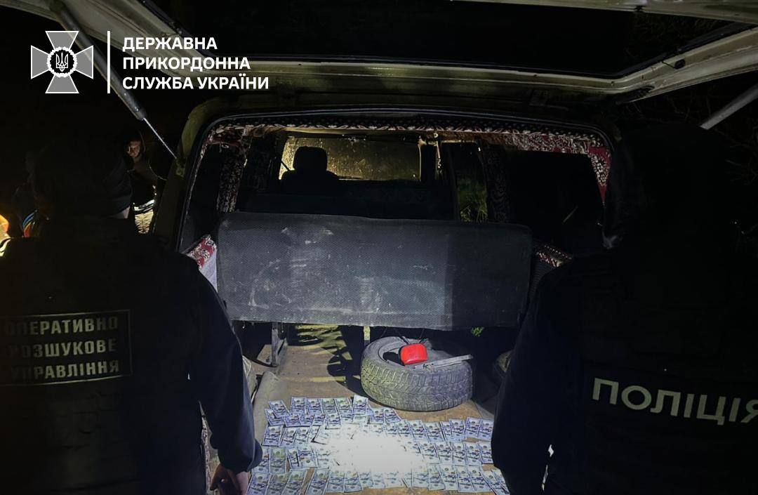 Задержание автомобиля с "уклончанами". Фото: ГНСУ Задержание автомобиля с "уклончанами". Фото: ГНСУ