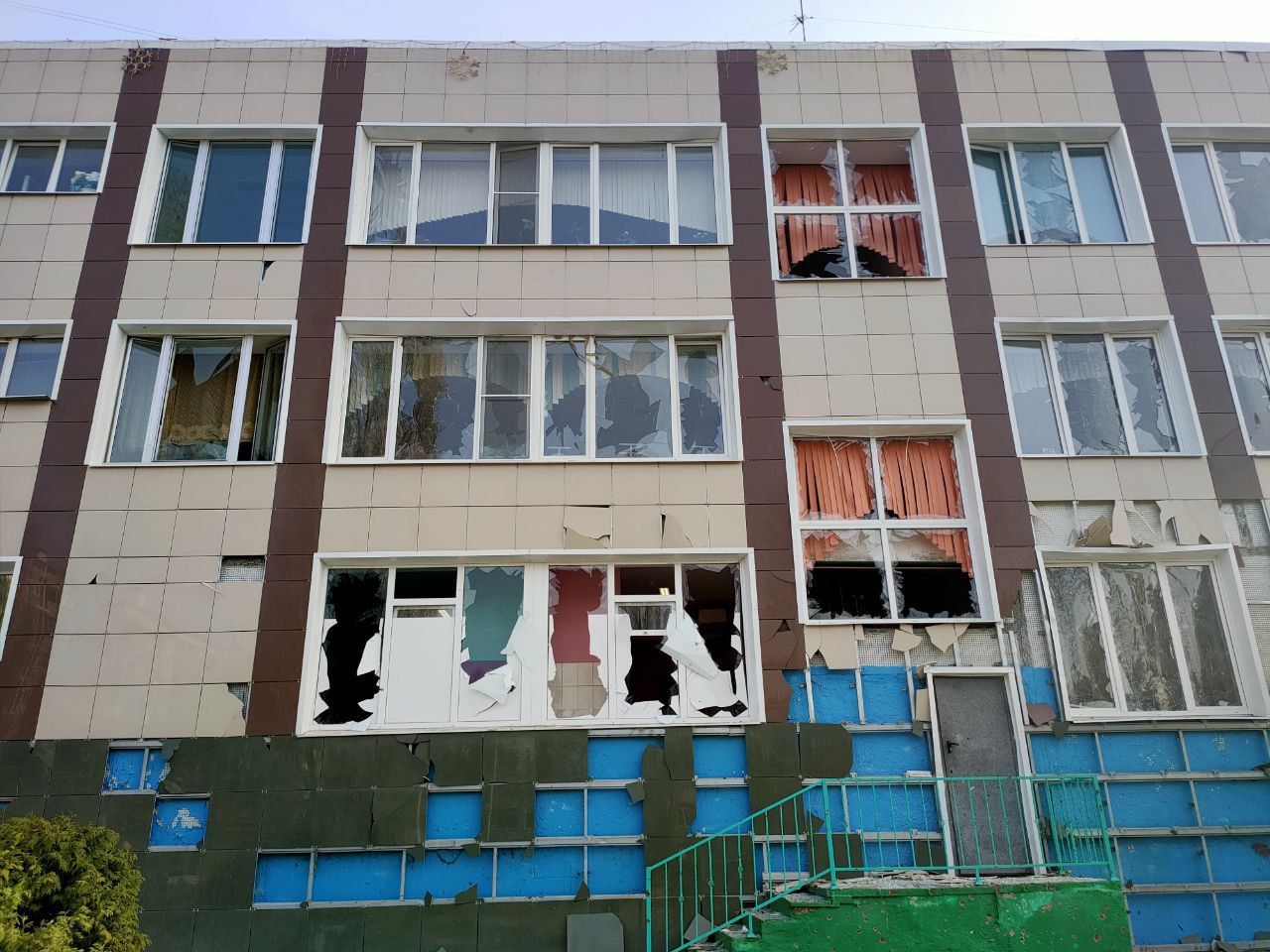 Поврежденное в результате обстрела здание Поврежденное в результате обстрела здание