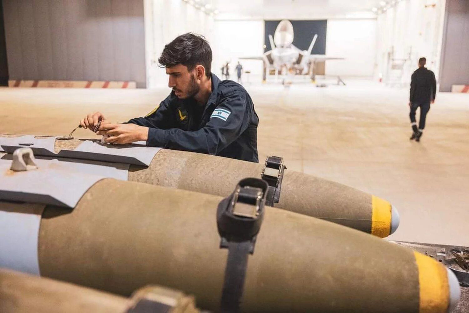 Бомба Mk 84 з комплектом наведення JDAM. На задньому плані видно ізраїльський F-35I. Бомба Mk 84 з комплектом наведення JDAM. На задньому плані видно ізраїльський F-35I.