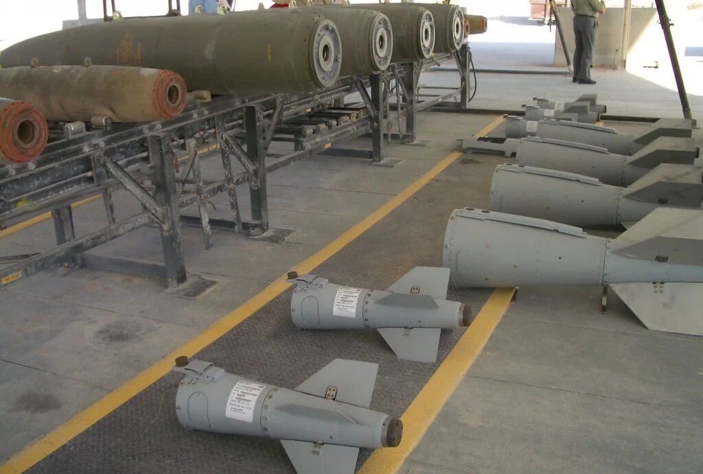 Наведення JDAM встановлює оперення перед установкою на корпуси бомб Mk 82 і Mk 84. Наведення JDAM встановлює оперення перед установкою на корпуси бомб Mk 82 і Mk 84.