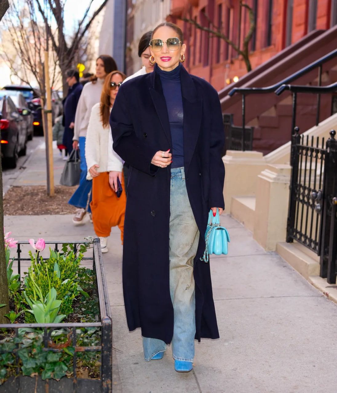 Дженніфер Лопес спеціально одягла брудні джинси під час прогулянки Нью-Йорком Дженніфер Лопес спеціально одягла брудні джинси під час прогулянки Нью-Йорком