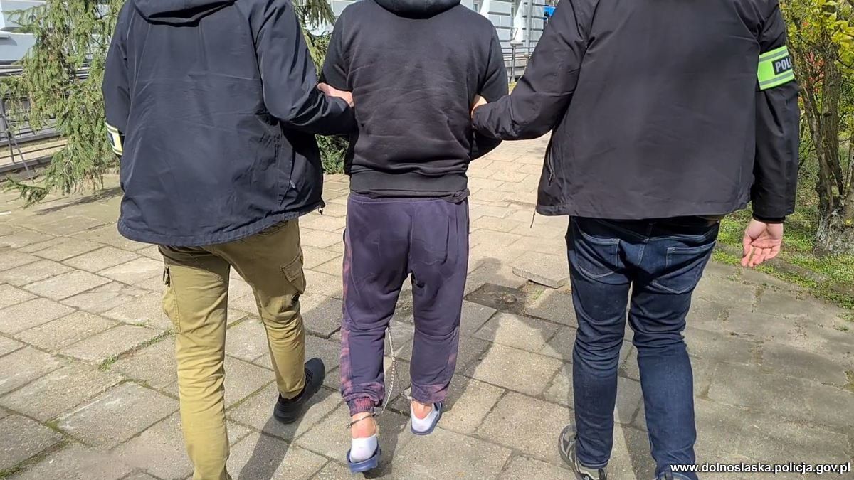 В Польше задержали трех украинцев, которые обворовывали грузовики во время движения 5