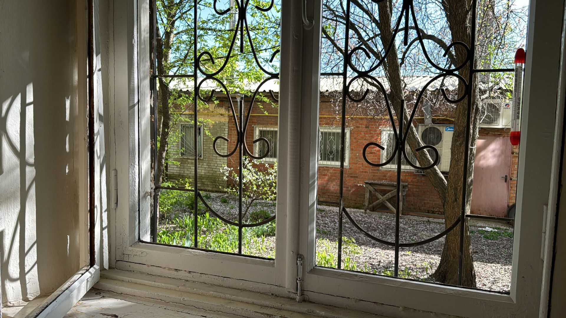 Росіяни завдали авіаудару по Сумах: є постраждалі – фото 2