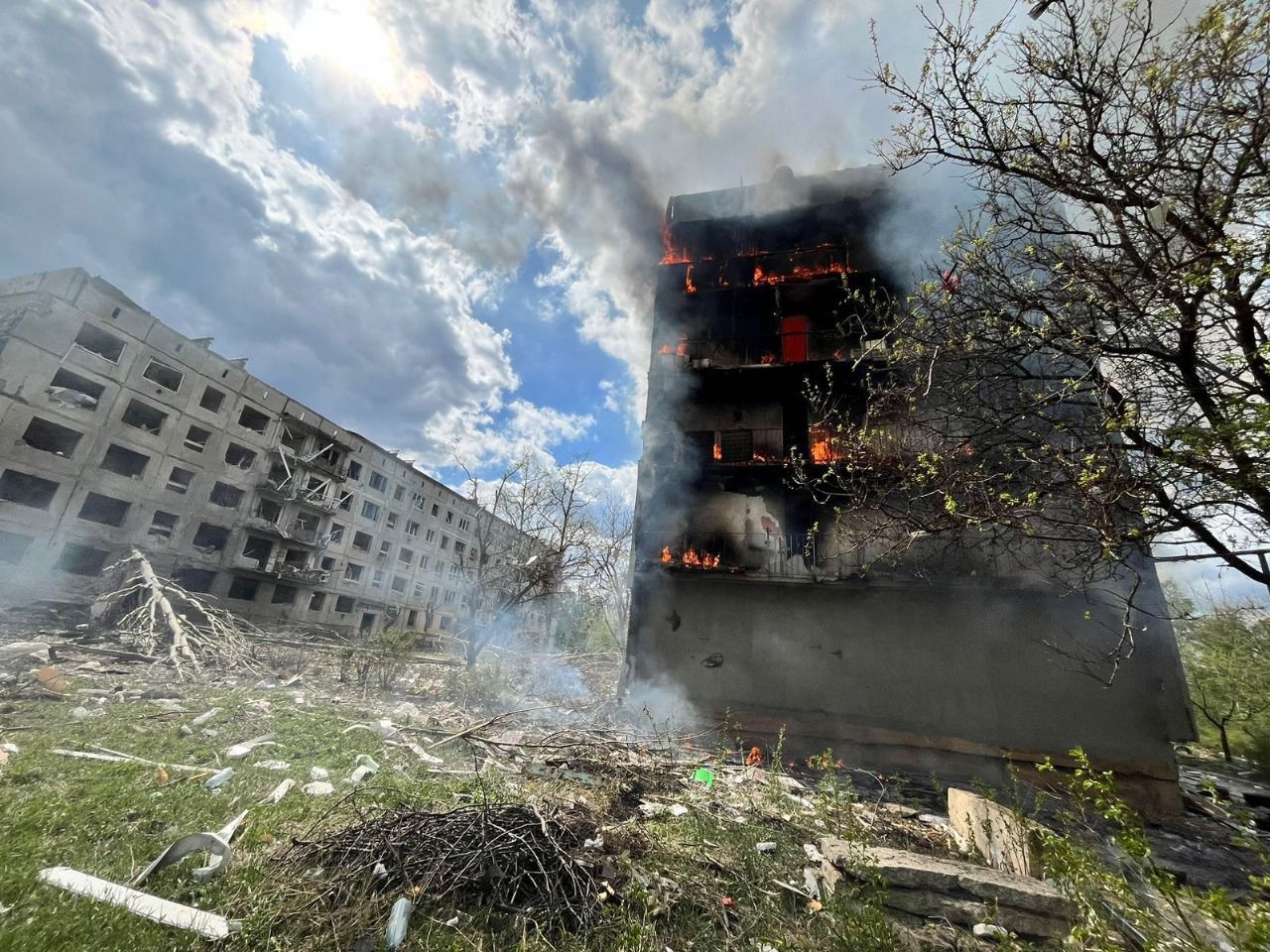 Росіяни скинули авіабомбу на п'ятиповерховий будинок у Донецькій області, загинула жінка 1