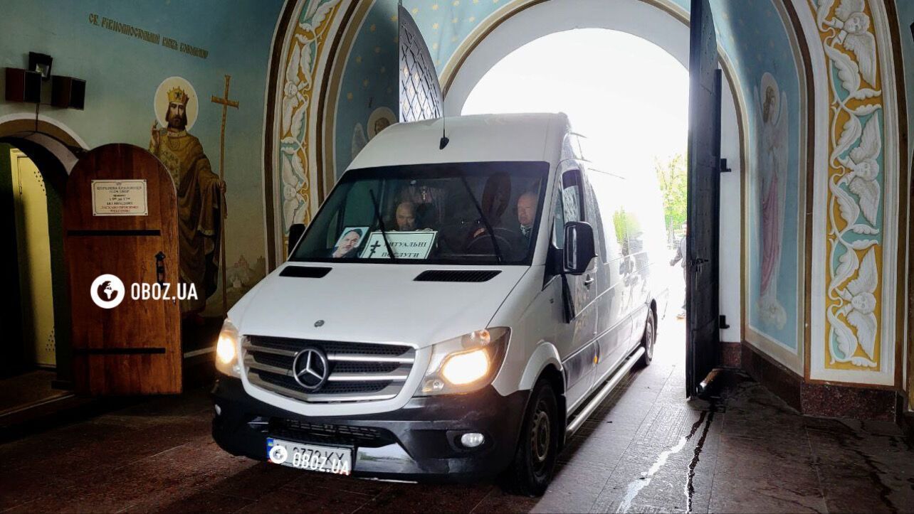 Автомобиль с гробом Дмитрия Капранова. Фото: OBOZ.UA Автомобиль с гробом Дмитрия Капранова. Фото: OBOZ.UA
