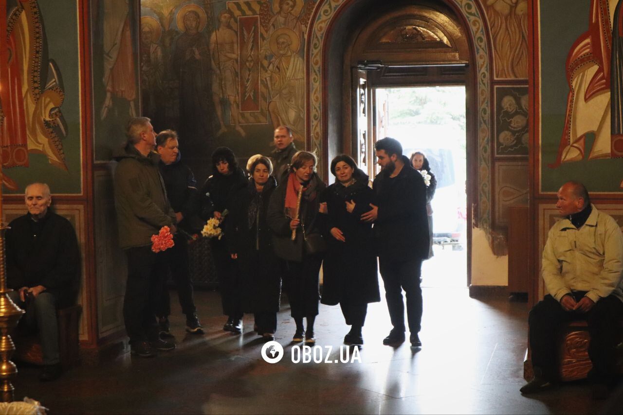 Жена Дмитрия Капранова заводят в монастырь. Фото: OBOZ.UA Жена Дмитрия Капранова заводят в монастырь. Фото: OBOZ.UA
