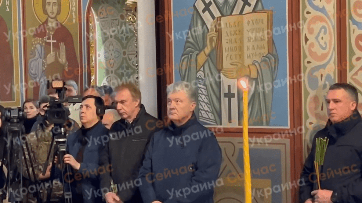 Петр Порошенко на отпевании Дмитрия Капранова. Скриншот с видео: Украина Сейчас Петр Порошенко на отпевании Дмитрия Капранова. Скриншот с видео: Украина Сейчас