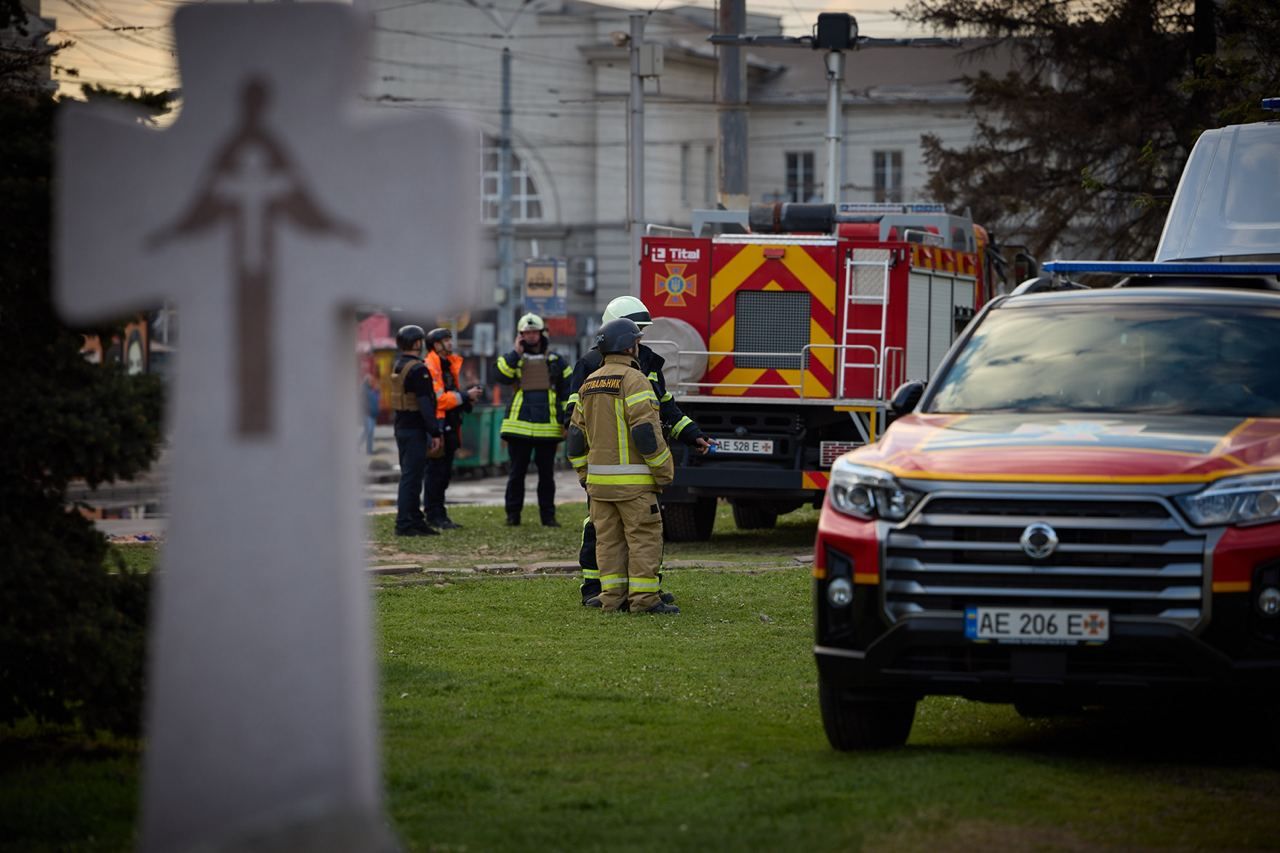 Зеленский прибыл в Днепр после обстрела города Россией 4