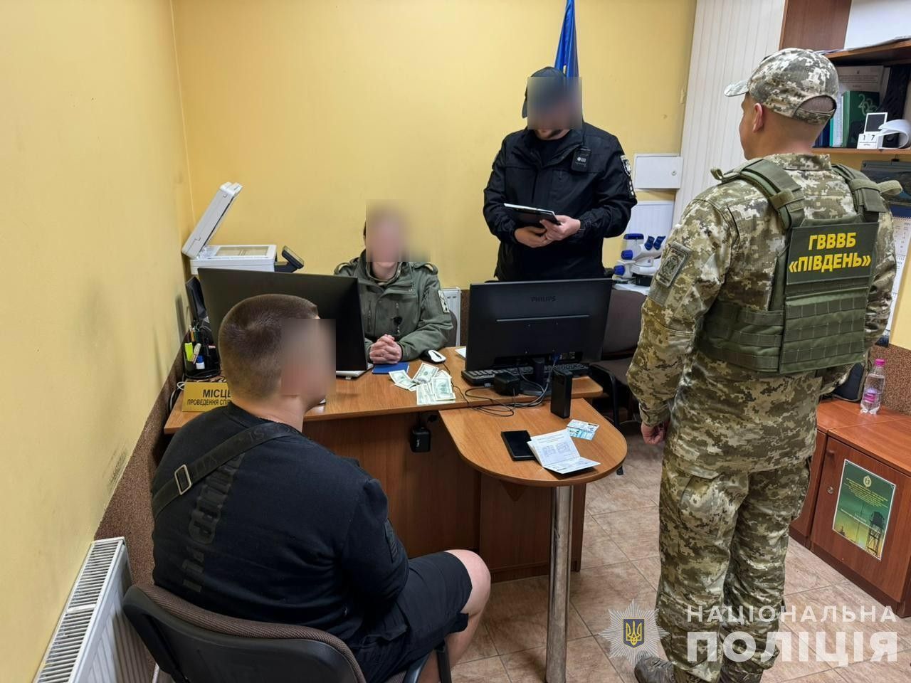 Предлагал $92000 взятки, чтобы выехать за границу: пограничники задержали злоумышленника 1